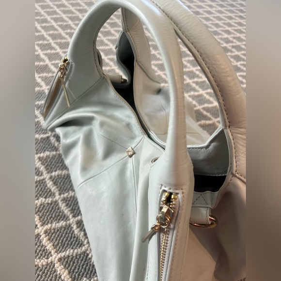 Pour La Victoire Bone Colored Leather Handbag Unique Shape Gold Hardware GUC - Picture 5 of 15